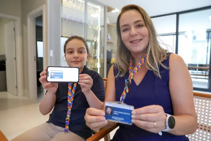 Mãe e filha apresentando a identificação de autismo