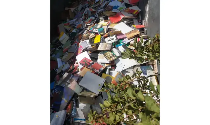 livros no lixo