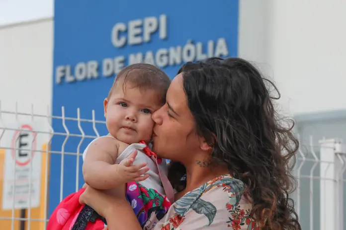 Mamãe e bebê-Joel Rodrigues-Agência Brasília Mamãe beijando bebê