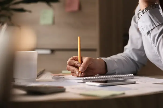 mulher fazendo anotação