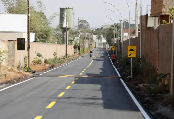 Rua asfaltada-Lúcio Bernardo Jr.-Agência Brasília ua residencial com asfalto novo