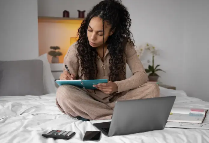mulher sentada fazendo anotações