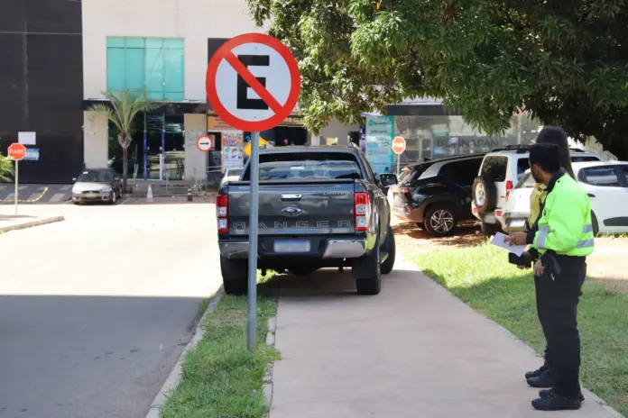 Carro parado na calçada