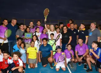LED libera quadra de tênis à noite no Riacho Fundo II Quadra de tênis iluminada