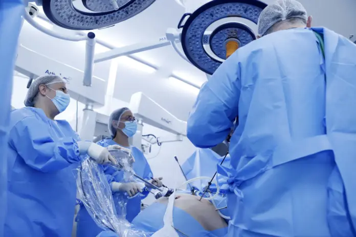 cirurgia sendo realizada