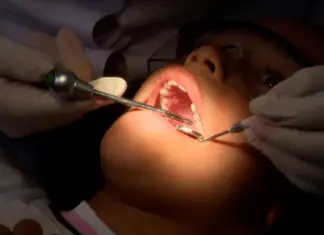 Julho Neon reforça saúde bucal no SUS Consulta dentária