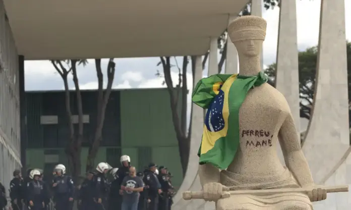 Estátua da Justiça pichada em 08/01