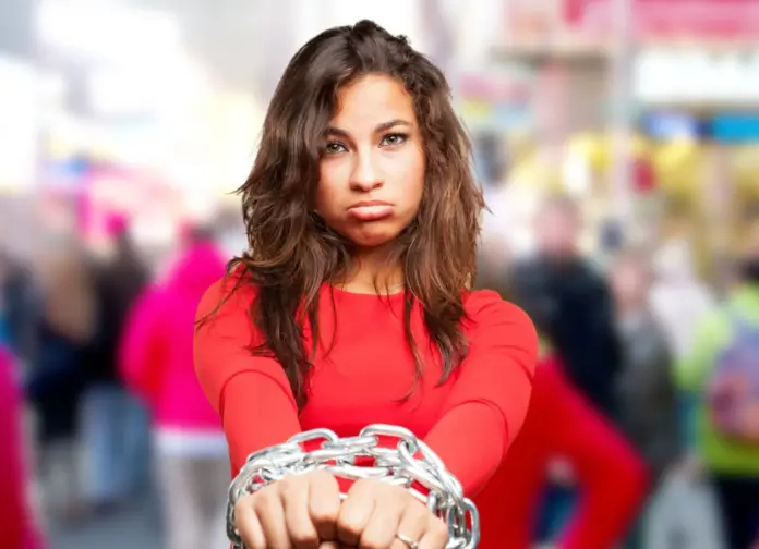Mulher acorrentada-Arte Fonte em Foco-IA Mulher acorrentada