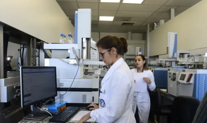 Mulheres no laboratório