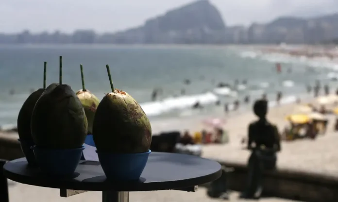 Água de coco na praia