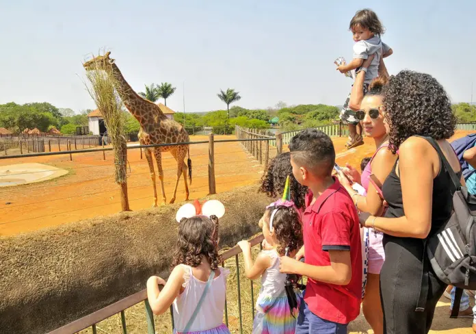 Família no zoológico