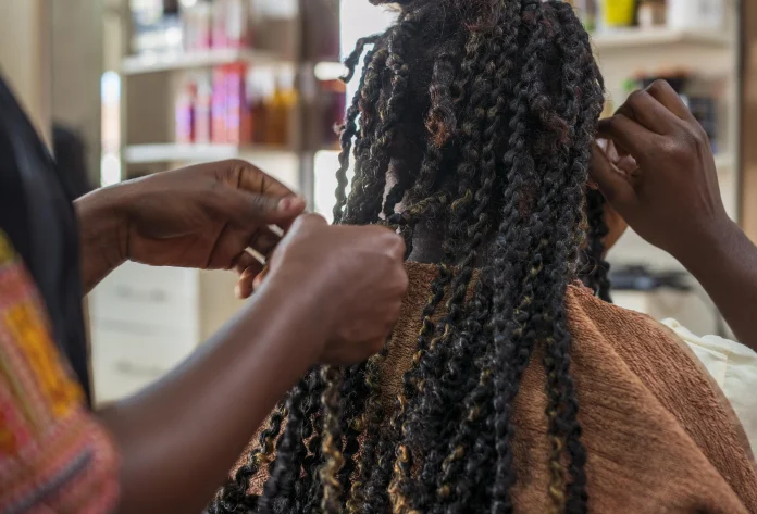 Fazendo tranças no cabelo