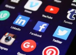 STF muda regra sobre posts ilegais nas redes Tela de celular com apps