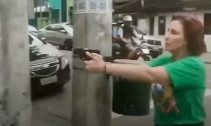 Zambelli apontando a arma