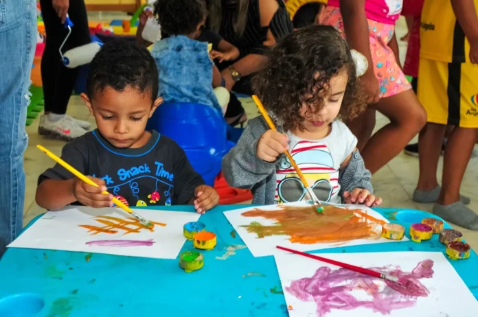 Crianças pintando papel-Divulgação-Agência Brasília Crianças pintando papel