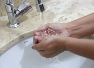 Lei limita protesto de contas de serviços essenciais Lavando as mãos