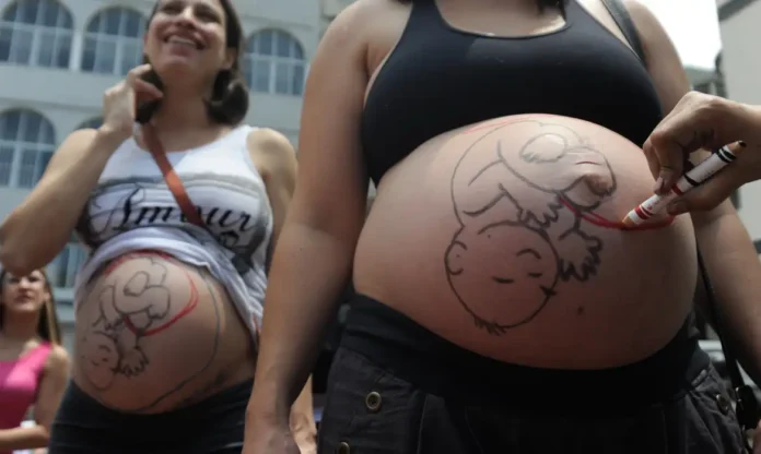 Mulher grávida com a barriga desenhada-Agencia Brasil-Tânia Rêgo Mulher grávida com a barriga desenhada