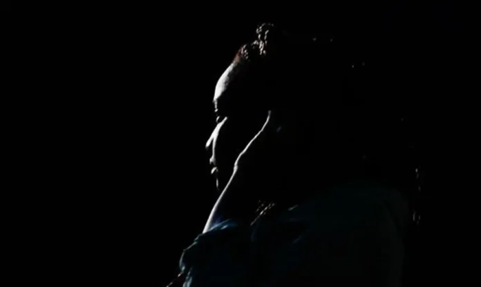 Mulher negra na sombra