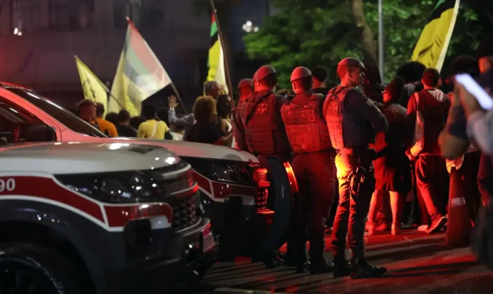 Policiais trabalhando à noite