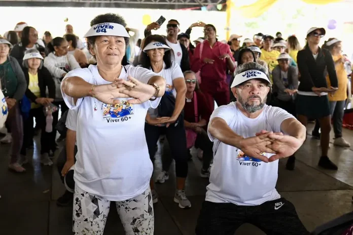 Viver 60mais-Jhonatan Vieira-Divulgação Agência Brasília Idosos se exercitando