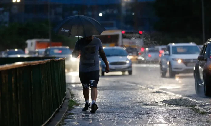 Andando na chuva-Fernando Frazao-Agencia Brasil Andando na chuva