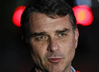 PF vê elo entre Banco Master, Flávio Bolsonaro e filme Dark Horse Flávio Bolsonaro
