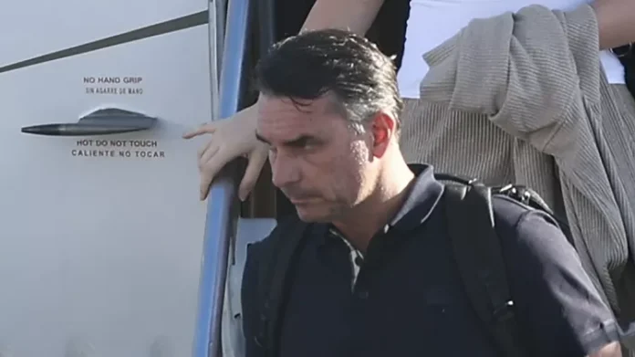 Flávio Bolsonaro chega a Miami - Ricardo Arduengo-AFP-Divulgação UOL Flávio Bolsonaro chega a Miami